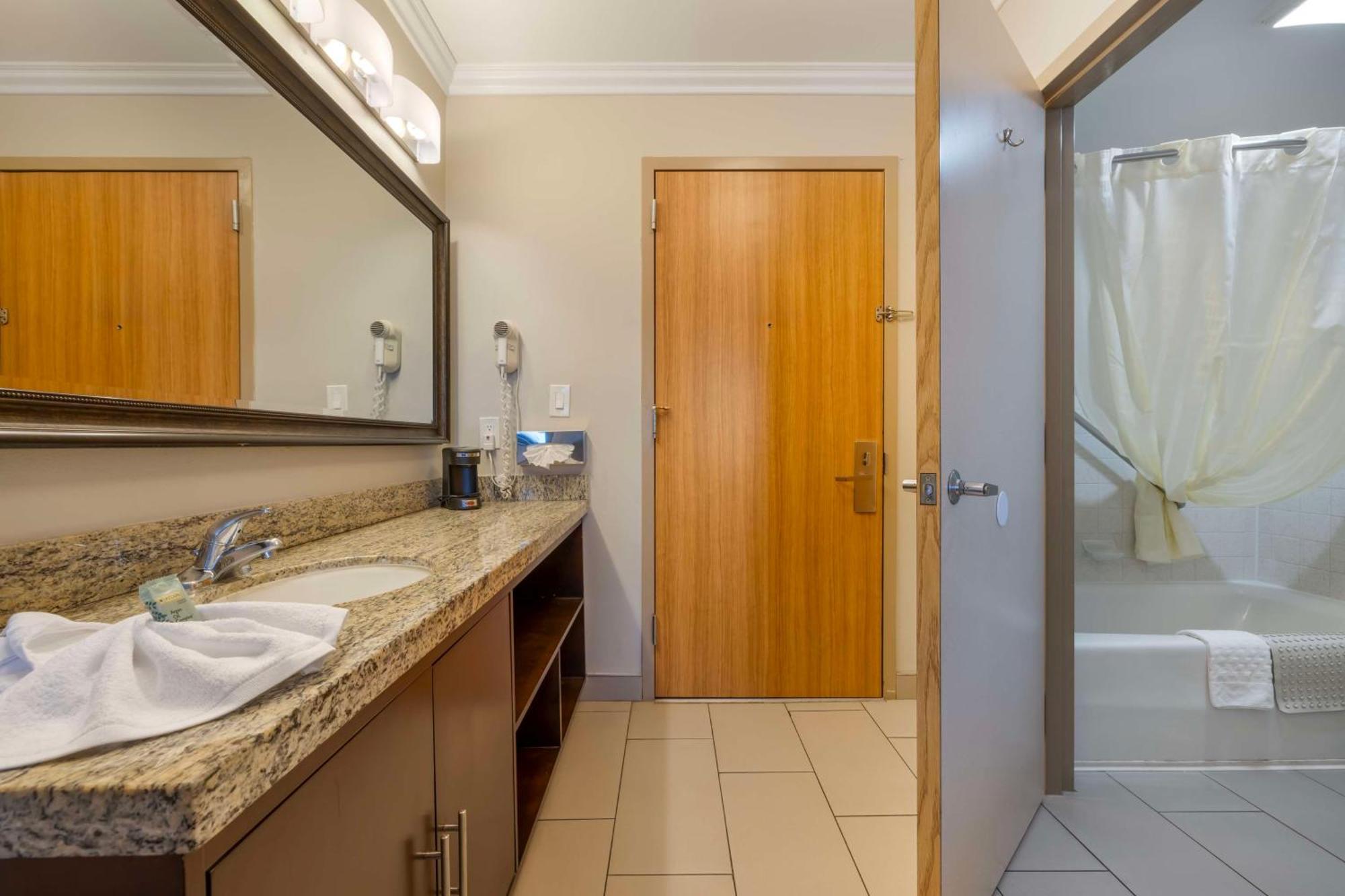 Western Angeles Worldport Hotel 3*